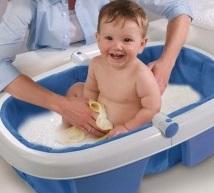 Bebe dans son bain 300x298